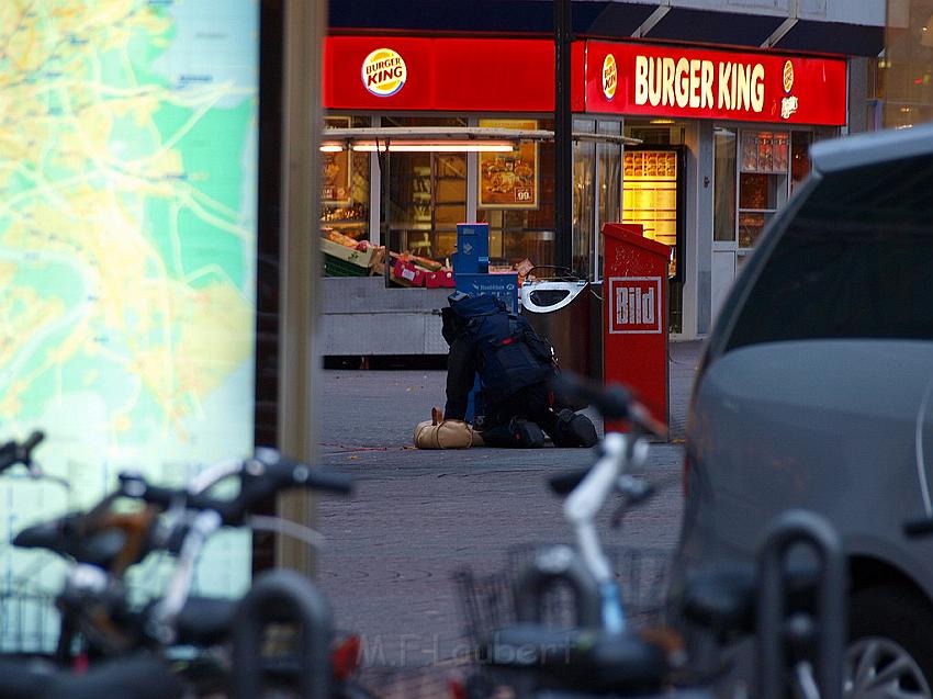 Herrenlose Einkaufstuete gesprengt Koeln Schildergasse P332.JPG